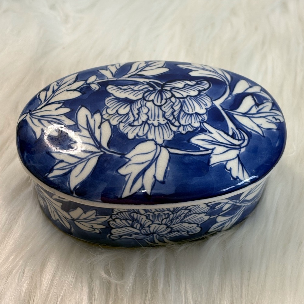(117)Vintage Blue and White Floral Ceramic Trinket Box